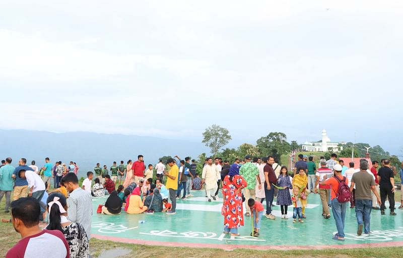 পাহাড় ভ্রমণের মোক্ষম সময় এখন। পর্যটক ভিড় করেছেন সাজেকে। রাঙামাটির বাঘাইছড়ি উপজেলার সাজেক রুইলুই পর্যটনকেন্দ্রের বিজিবি হেলিপ্যাডে থেকে শনিবার সকালে