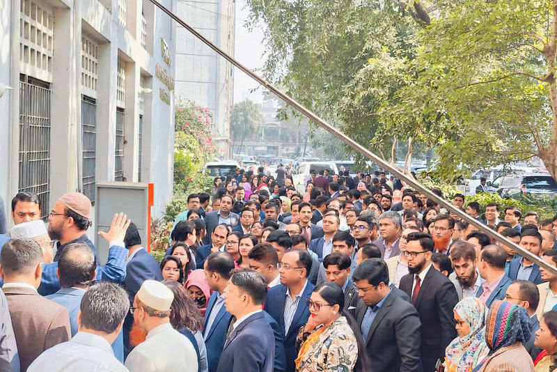 জনপ্রশাসনে উপসচিব পদে পদোন্নতিতে প্রশাসন ক্যাডারের জন্য ৫০ শতাংশ ও অন্যান্য ক্যাডারের জন্য বাকি ৫০ শতাংশ কোটা রাখার বিষয়ে জনপ্রশাসন সংস্কার কমিশন যে সুপারিশ করার সিদ্ধান্ত নিয়েছে, তার প্রতিবাদে সচিবালয়ে বড় শোডাউন বা জমায়েত দেখিয়েছেন প্রশাসন ক্যাডারের কর্মকর্তারা। রোববারের ছবি