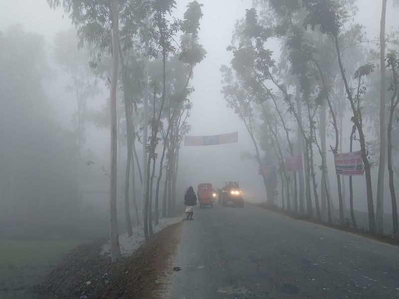 ঘন কুয়াশায় হেডলাইট জ্বালিয়ে চলাচল করছে যানবাহন। রোববার সকালে কুড়িগ্রাম-চিলমারী সড়কের অর্জুন ডারা এলাকায়