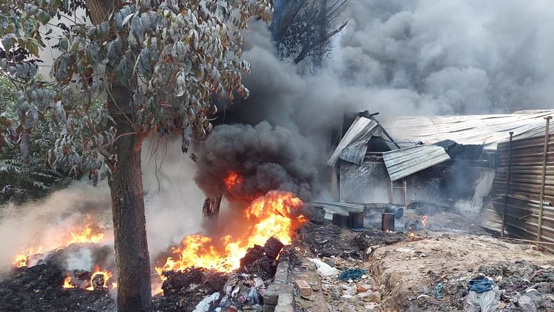 গাজীপুরের শ্রীপুরে দক্ষিণ ভাংনাহাটি গ্রামে এম এন্ড ইউ ট্রিমস লিমিটেড নামের একটি বোতাম তৈরির কারখানায় অগ্নিকাণ্ড। আজ রোববার বেলা ২টার দিকে তোলা