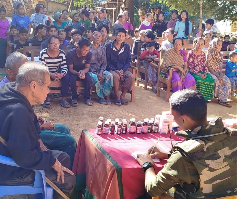 বান্দরবানের রোয়াংছড়ির ক্যাপলংপাড়ায় সেনাবাহিনীর চিকিৎসাশিবির