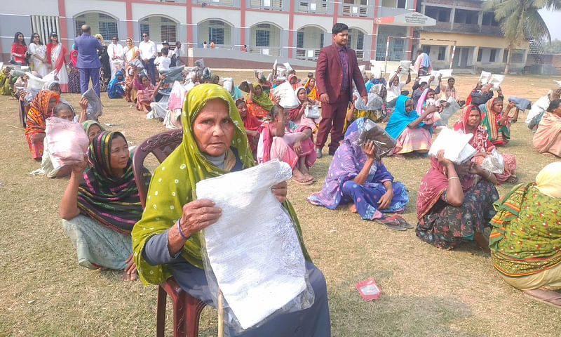 নওগাঁর ধামইরহাট উপজেলার জগদল আদিবাসী স্কুল অ্যান্ড কলেজ মাঠে আজ রোববার প্রথম আলো ট্রাস্টের পক্ষ থেকে শীতার্ত ১৬০ জনকে চাদর দেওয়া হয়