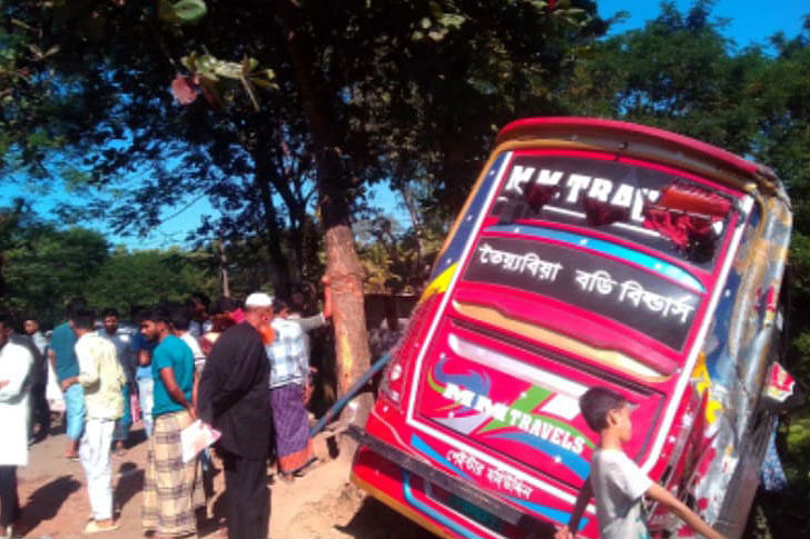 দুর্ঘটনার কবলে পড়া মিনিবাস