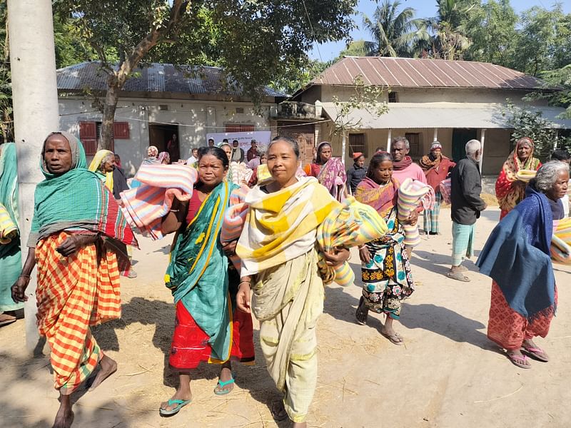 সিরাজগঞ্জের তাড়াশ উপজেলায় প্রথম আলো ট্রাস্টের উদ্যোগে শীতবস্ত্র বিতরণ কার্যক্রম। আজ সকালে গুল্টা গ্রামে