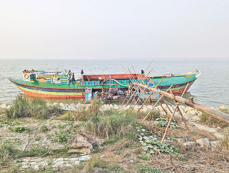 পদ্মা নদীর তীর রক্ষা বাঁধের কাছ থেকে অবৈধভাবে বালু তোলা হচ্ছে। সম্প্রতি শরীয়তপুরের নড়িয়ার কেদারপুর এলাকায়