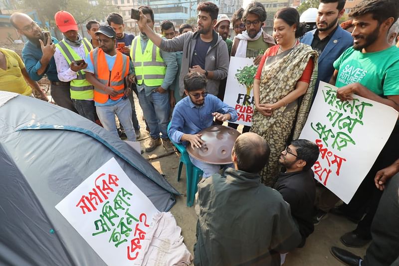 পান্থকুঞ্জে এক্সপ্রেসওয়ের র‌্যাম্প নামানোর সিদ্ধান্ত বাতিলের দাবিতে ১১ দিন ধরে সেখানে অবস্থান কর্মসূচি চালিয়ে আসছেন তাঁরা। আজ সোমবার দুপুরে সেখানে যান অন্তর্বর্তী সরকারের তিন উপদেষ্টা। আন্দোলনকারীদের সঙ্গে পরিবেশ উপদেষ্টা সৈয়দা রিজওয়ানা হাসান