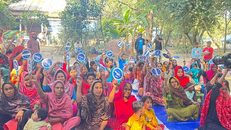 গাজীপুর সদর উপজেলার বাড়িয়া ইউনিয়নে আয়োজিত হয় উঠান বৈঠক। বৈঠকটি স্থানীয় বিভিন্ন বয়সী নারীদের উপস্থিতিতে ছিল জমজমাট