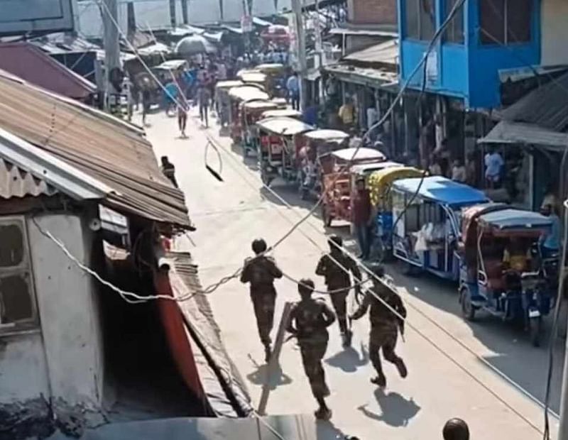 কুমিল্লার লাকসামে বিএনপির দুই পক্ষের মধ্যে আজ মঙ্গলবার পাল্টাপাল্টি ধাওয়ার ঘটনা ঘটে। পরিস্থিতি নিয়ন্ত্রণে ঘটনাস্থলে আসে সেনাবাহিনী। আজ দুপুরে লাকসামের দৌলতগঞ্জ বাজারে