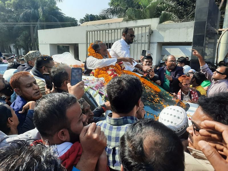 কারাগার থেকে বের হওয়ার পর বিএনপি নেতা আবদুস সালাম পিন্টুকে স্বাগত জানান দলের নেতা–কর্মীরা। আজ মঙ্গলবার গাজীপুরে কাশিমপুর কারাগারের সামনে