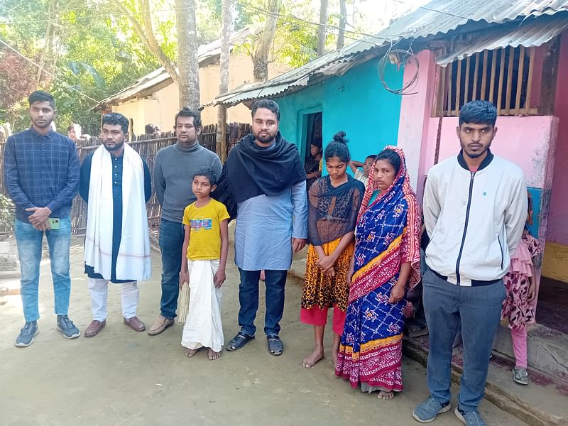 বড়লেখা সীমান্তে লাশ পাওয়া চা-শ্রমিক গোপাল ভাগতির (৩৫) বাড়িতে গিয়ে খোঁজখবর নেয় জাতীয় নাগরিক কমিটির প্রতিনিধিদল। মঙ্গলবার দুপুরে বড়লেখার সমনভাগ চা-বাগানের ফাঁড়ি মোকাম বাগানে গোপালদের বাড়িতে