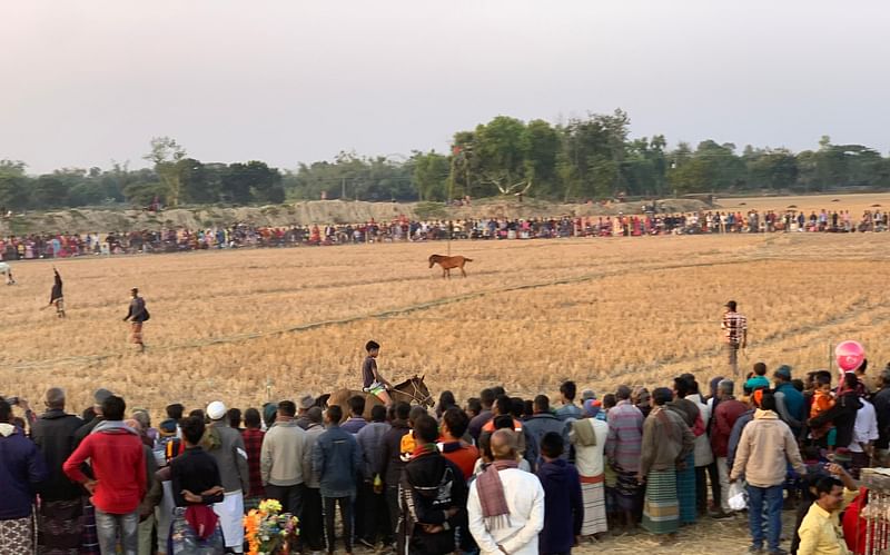 রাজশাহীর গোদাগাড়ীতে এক কৃষকের আয়োজন করা ঘোড়দৌড় প্রতিযোগিতা দেখতে ভিড় করেন হাজারো মানুষ। মঙ্গলবার বিকেলে গোদাগাড়ীর বিলাসী মাঠে