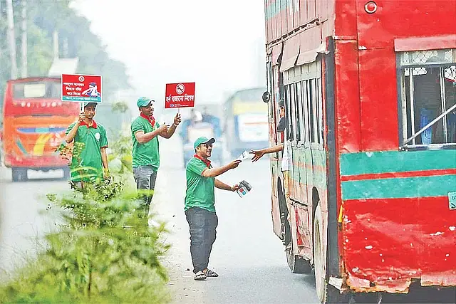 শব্দদূষণ রোধে যানবাহনের চালক ও সহকারীদের সচেতন করতে প্ল্যাকার্ড হাতে স্বেচ্ছাসেবী সংগঠনের সদস্যরা