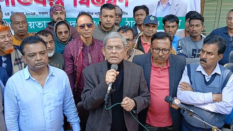 ঠাকুরগাঁও প্রেসক্লাব চত্বরে আজ মঙ্গলবার সাংবাদিকদের সঙ্গে কথা বলেন বিএনপির মহাসচিব মির্জা ফখরুল ইসলাম আলমগীর