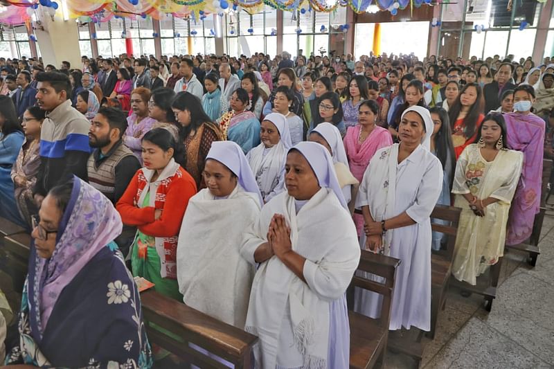 বড়দিনে গির্জায় প্রার্থনায় অংশ নেন খ্রিষ্টান সম্প্রদায়ের মানুষ। রাজধানীর তেজগাঁওয়ের গির্জায়, আজ বুধবার