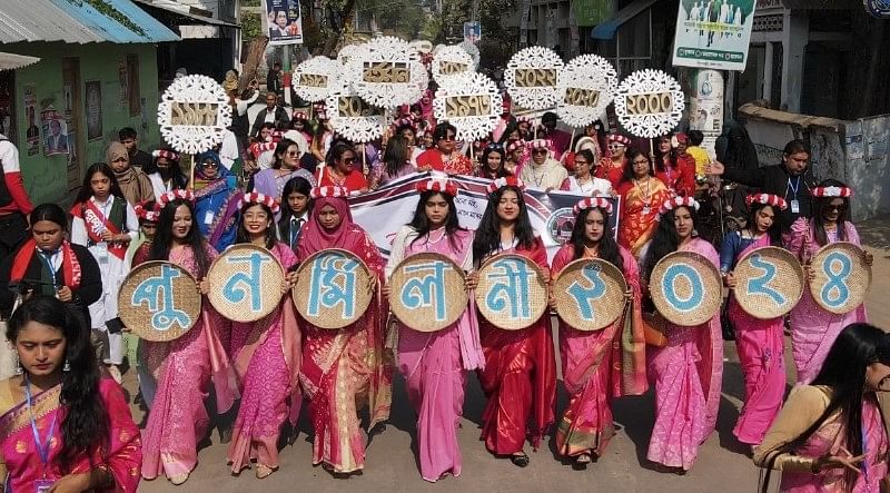 বাগেরহাট সরকারি বালিকা উচ্চবিদ্যালয়ের পুনর্মিলনীর বর্ণিল শোভাযাত্রায় অংশ নেন নবীন–প্রবীণ শিক্ষার্থীরা। গতকাল মঙ্গলবার দুপুরের ছবি