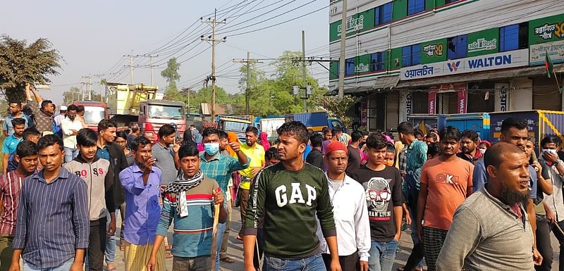 বেতনের দাবিতে একটি পোশাক কারখানার শ্রমিকেরা চন্দ্রা-নবীনগর সড়ক অবরোধ করেন। বৃহস্পতিবার সকাল ১০টার দিকে গাজীপুরের কালিয়াকৈর উপজেলার চন্দ্রা পশ্চিমপাড়া এলাকায়