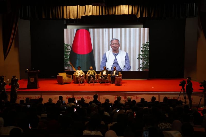 আজ শুক্রবার রাজধানীর কৃষিবিদ ইনস্টিটিউট মিলনায়তনে ফোরাম ফর বাংলাদেশ স্টাডিজ আয়োজিত জাতীয় সংলাপে ভার্চ্যুয়াল বক্তব্য দেন প্রধান উপদেষ্টা অধ্যাপক মুহাম্মদ ইউনূস