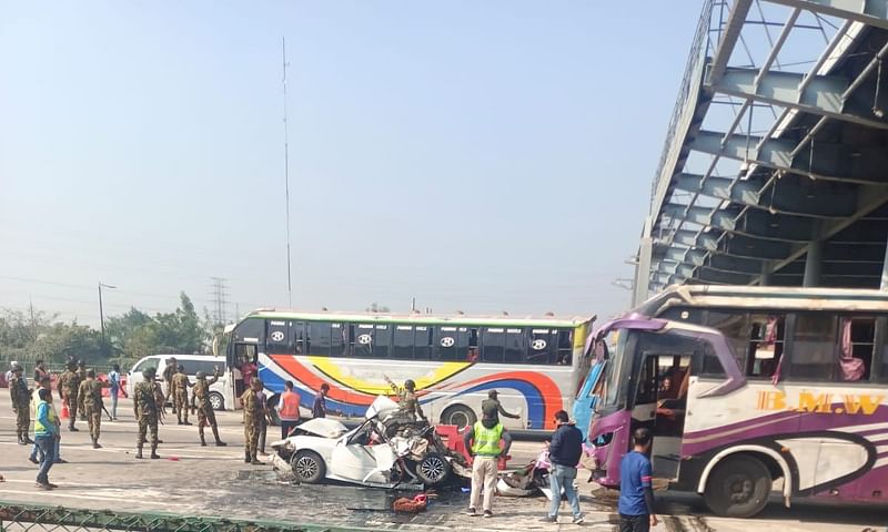 দুর্ঘটনাকবলিত যানবাহনগুলো সড়ক থেকে সরিয়ে নেওয়া হচ্ছে। আজ শুক্রবার দুপুরে ধলেশ্বরী টোল প্লাজার সামনে