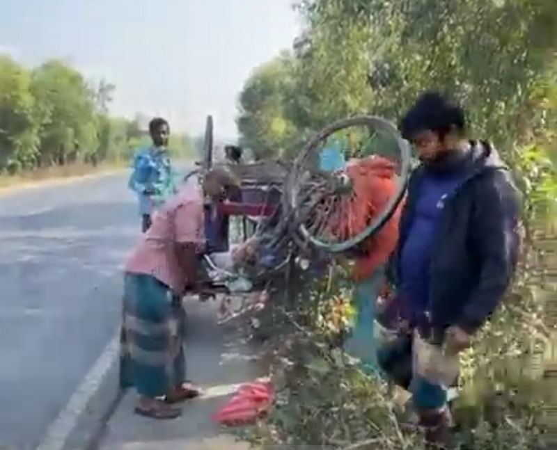 বগুড়ায় চলন্ত ভ্যানের এক্সেল ভেঙে মহাসড়কে ছিটকে পরে চালকসহ দুই আরোহীর মৃত্যু হয়েছে। ভ্যানটি রাস্তার পাশে পড়ে আছে। আজ শনিবার সকালে