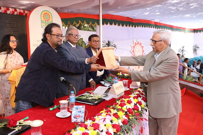 প্রাবন্ধিক ও গবেষক ওয়াকিল আহমদের হাতে পুরস্কার তুলে দিচ্ছেন বাংলা একাডেমির সভাপতি অধ্যাপক আবুল কাসেম ফজলুল হক ও মহাপরিচালক অধ্যাপক মোহাম্মদ আজম। ঢাকা, ২৮ ডিসেম্বর