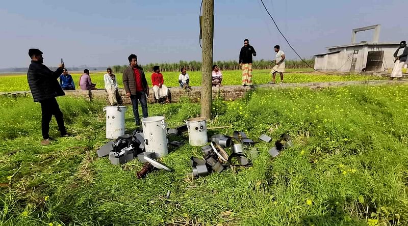 নাটোরের বড়াইগ্রামের মাঝগাঁও ইউনিয়নে গভীর নলকূপের তিনটি ট্রান্সফরমার চুরির পর যন্ত্রাংশ খুলে ফেলে  রাখা হয়েছে। আজ রোববার সকালে