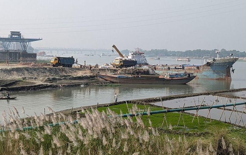 আশুগঞ্জ পাওয়ার স্টেশন কোম্পানি লিমিটেডের সীমানাপ্রাচীরের পাশে মেঘনা নদীর তীরের জায়গা অবৈধভাবে ভরাটসহ দখল করে জেটি নির্মাণ করে ব্যবসা করছেন। এতে ধান-চালবাহী ভারী যানবাহন চলাচলের কারণে বিদ্যুৎকেন্দ্রের নিরাপত্তা হুমকিতে পড়েছে। সম্প্রতি তোলা ছবি