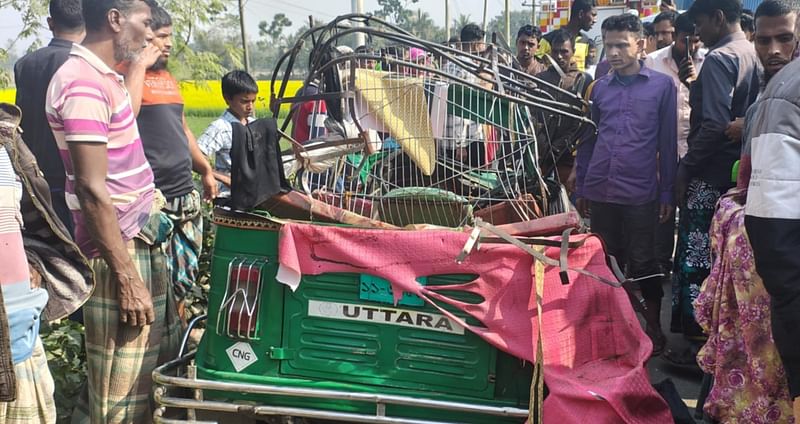 শেরপুরে যাত্রীবাহী বাস ও সিএনজিচালিত অটোরিকশার মুখোমুখি সংঘর্ষে দুমড়েমুচড়ে যাওয়া অটোরিকশা। রোববার দুপুরে সদর উপজেলার ভাতশালা ইউনিয়নের জোড়া পাম্প এলাকায়