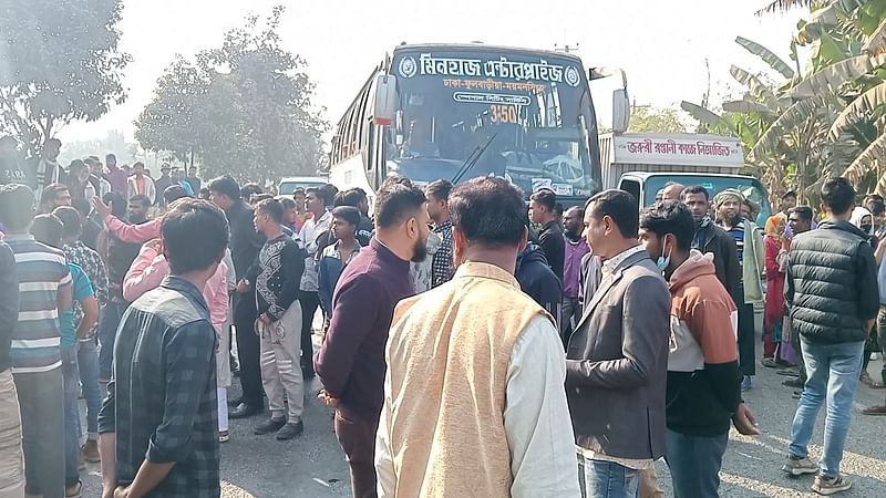 ময়মনসিংহের ভালুকায় বকেয়া বেতনের দাবিতে লাভেলো আইসক্রিম কারখানার শ্রমিকদের ঢাকা-ময়মনসিংহ মহাসড়ক অবরোধ। রোববার সকালে উপজেলার মেহেরাবাড়ি এলাকায়