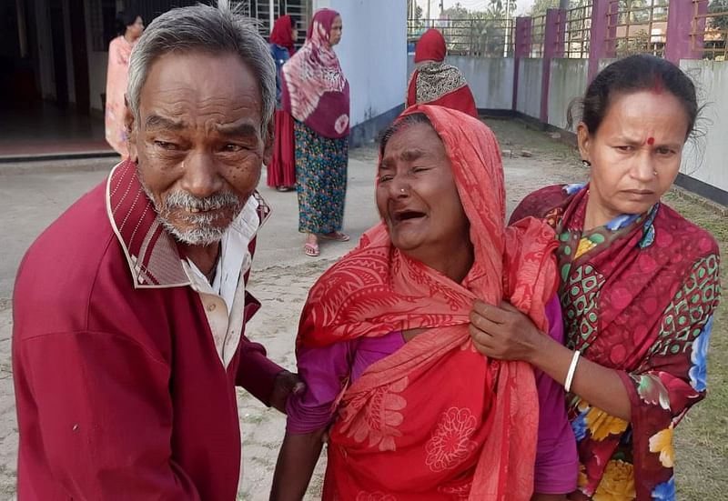 দুর্ঘটনায় নিহত নিনা রানী বিশ্বাসের স্বজনদের আহাজারি। আজ রোববার বিকেলে সদর উপজেলার মধ্যবয়ড়া এলাকার জিনোম হাসপাতালে