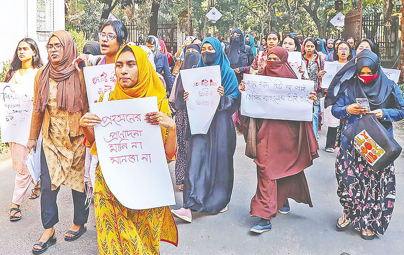 আবাসন সংকট নিরসনের দাবিতে ঢাকা বিশ্ববিদ্যালয়ের বিভিন্ন হলের ছাত্রীরা িবক্ষোভ মিছিল করে উপাচার্য কার্যালয়ে যান। তাঁরা সাত দফা দাবিসংবলিত স্মারকলিপি উপাচার্যকে দেন