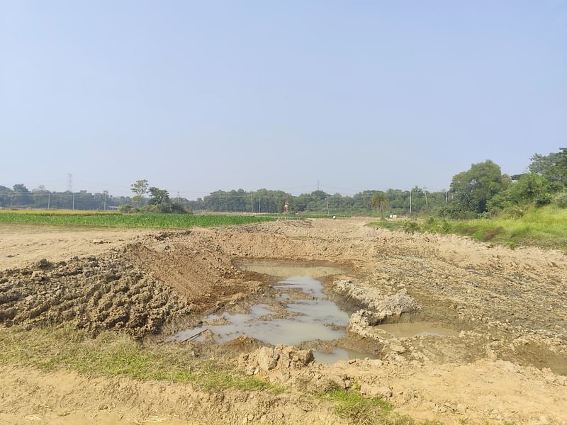 কুমিল্লার গোমতীর বাঁধ মেরামতে জন্য চরের কৃষিজমিতে মাটি কাটা হয়েছে গভীরভাবে। পুকুর আকৃতির এমন গর্তের সংখ্যা অন্তত ৩০টি। মঙ্গলবার দুপুরের চিত্র