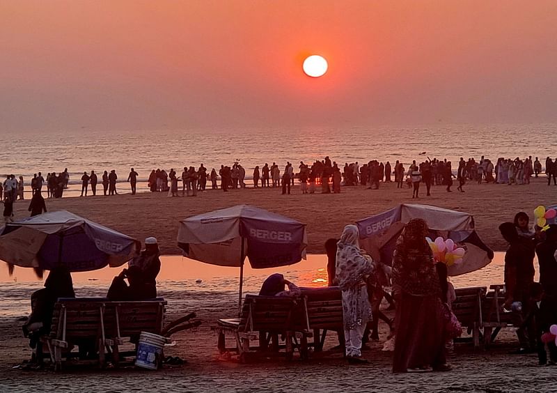 কক্সবাজার সৈকতে দাঁড়িয়ে বছরের শেষ সূর্যাস্ত দেখেন পর্যটকেরা। আজ সন্ধ্যায় সৈকতের সুগন্ধা পয়েন্ট