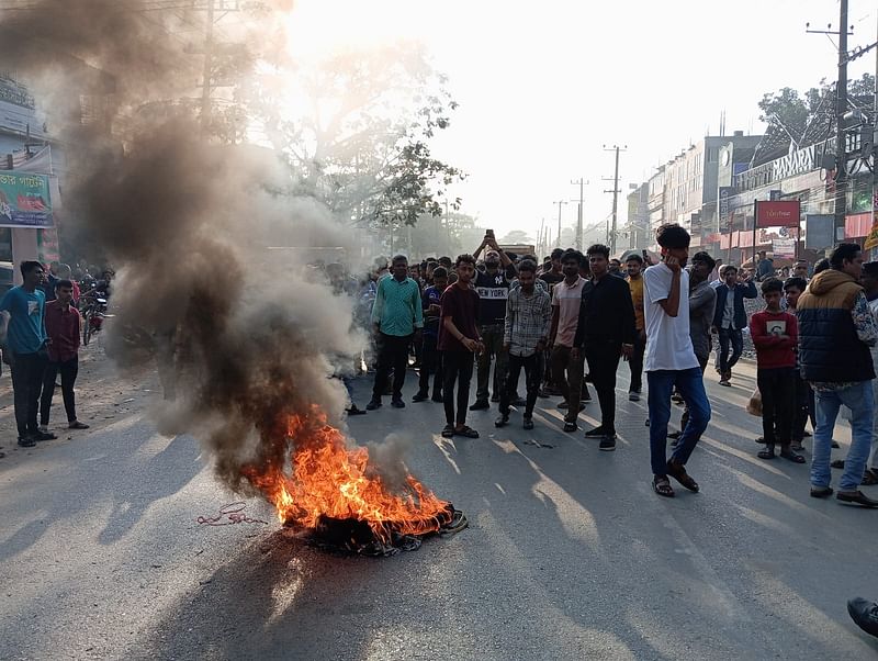 হয়রানি ও মারধরের প্রতিবাদে আজ মঙ্গলবার সিলেট-তামাবিল মহাসড়কের মেজরটিলা এলাকায় অবরোধ করেন বিএনপির নেতা–কর্মী ও স্থানীয় বাসিন্দরা