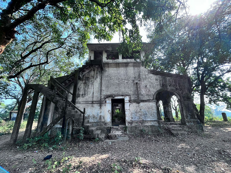 চট্টগ্রামের আনোয়ারা উপজেলার বৈরাগ ইউনিয়নের বন্দর গ্রামের কিল্লা পাহাড়ের দ্বিতল এই স্থাপনাটিই দেশের প্রথম জাহাজ নিয়ন্ত্রণ অফিস। আরাকানিদের পরাজিত করে মোগলেরা এই কার্যালয় স্থাপন করে