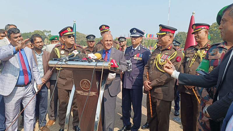 বিজিবির প্রশিক্ষণ সমাপনী কুচকাওয়াজ শেষে সাংবাদিকদের বিভিন্ন প্রশ্নের উত্তর দিচ্ছেন স্বরাষ্ট্র উপদেষ্টা লেফটেন্যান্ট জেনারেল(অব.) মো. জাহাঙ্গীর আলম চৌধুরী। আজ সকালে চট্টগ্রামের সাতকানিয়ার বায়তুল ইজ্জতে অবস্থিত বিজিবির ‘বর্ডার গার্ড ট্রেনিং সেন্টার এন্ড কলেজের বীর উত্তম মজিবুর রহমান প্যারেড গ্রাউন্ডে