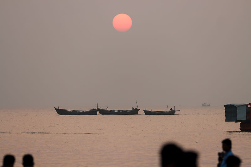 পুরোনো বছরকে বিদায় জানিয়ে নতুন বছরকে স্বাগত জানাতে দেশ-বিদেশের বিভিন্ন প্রান্ত থেকে পটুয়াখালীর কুয়াকাটা সৈকতে জড়ো হন পর্যটকেরা। গতকাল বছরের শেষ সূর্যাস্তের মুহূর্তে