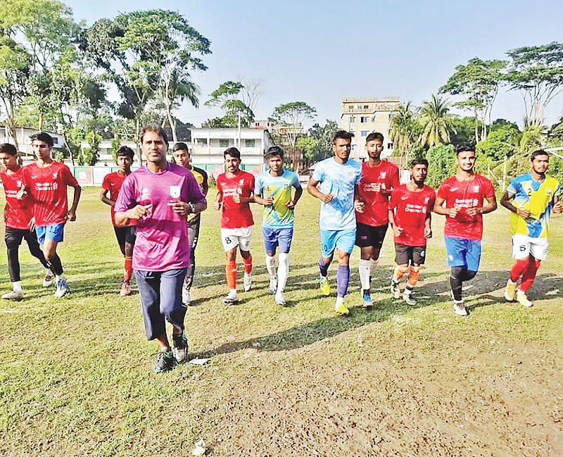 রবিউল করিম আগ্রহীদের ফুটবল, কাবাডি ও কারাতে শেখান