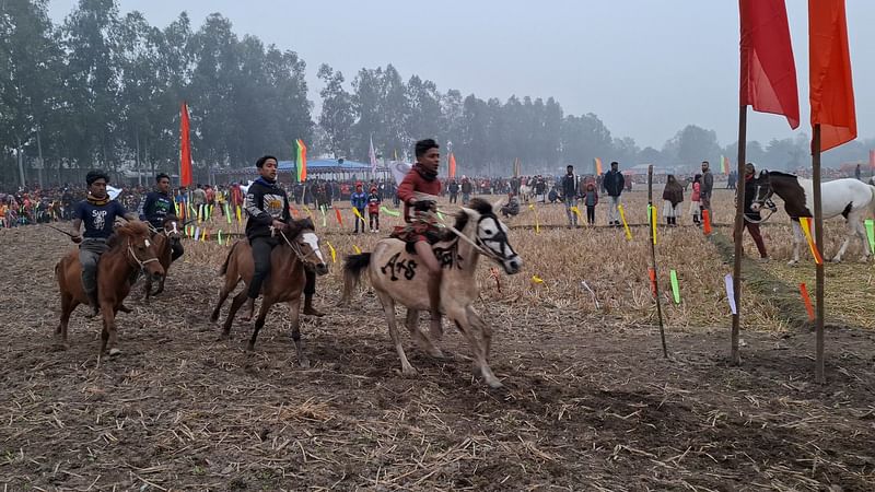 ঠাকুরগাঁও সদর উপজেলার সালন্দর ইউনিয়নে ঘোড়ার দৌড় প্রতিযোগিতা। বাহারি নামের ঘোড়া এখানে অংশ নেয়। আজ বুধবার বিকেলে