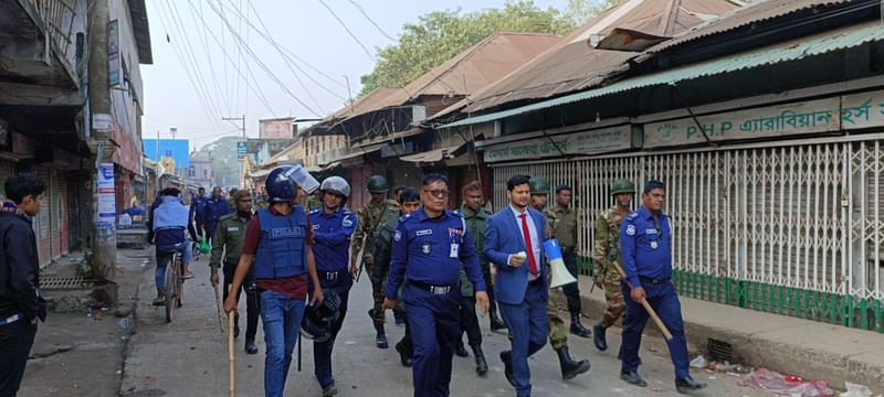 ছাত্রদলের শোভাযাত্রায় সংঘর্ষের ঘটনায় সেনাবাহিনী ও পুলিশের যৌথ টহল। আজ বুধবার দুপুরে বেড়া বাজারে