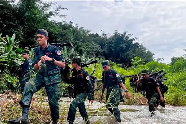 আরাকান আর্মির টহলরত সেনা