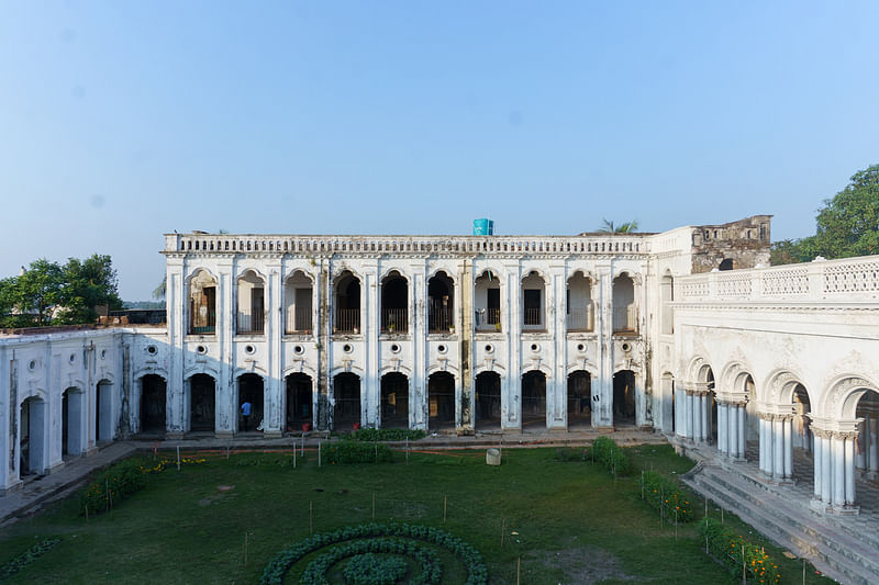 ৪৮০ শতাংশ জমির ওপর জমিদারবাড়িটি নির্মিত। বিশাল এই ভবনের কোথাও কোনো রডের গাঁথুনি নেই