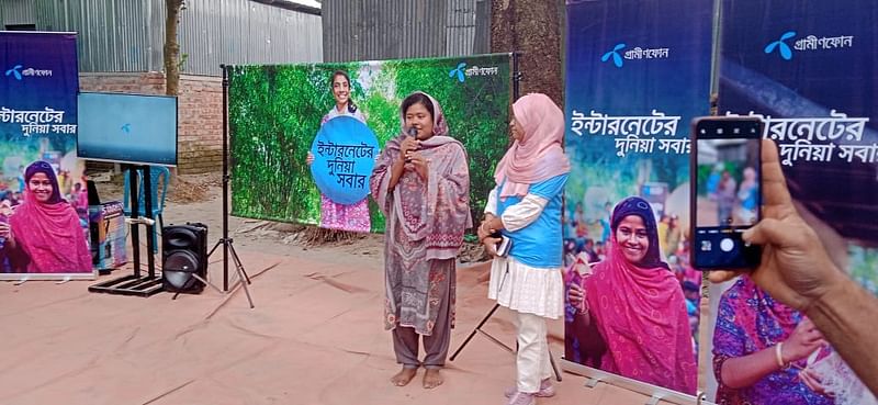 উঠান বৈঠকে গ্রামীণ নারীদের নিজের সফলতার গল্প শোনাচ্ছেন সান্ত্বনা রানী রায় (বাঁ দিকে)। লালমনিরহাটের আদিতমারী উপজেলার সারপুকুর ইউনিয়নে