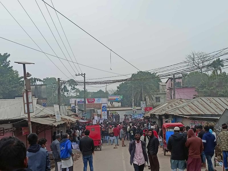 কুমিল্লার মনোহরগঞ্জে যুবদলের সভা ঘিরে বিএনপির দুই পক্ষের নেতা-কর্মীদের উত্তেজনা। বৃহস্পতিবার বিকেলে উপজেলা সদরের মনোহরগঞ্জ বাজারে