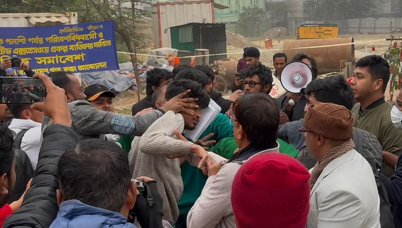 গাছ রক্ষার দাবিতে ২১ দিন ধরে রাজধানীর পান্থকুঞ্জে অবস্থানরত পরিবেশকর্মীদের ওপর হামলা চালানো হয়েছে। আজ ২ জানুয়ারি, কারওয়ানবাজার–সংলগ্ন পান্থকুঞ্জ