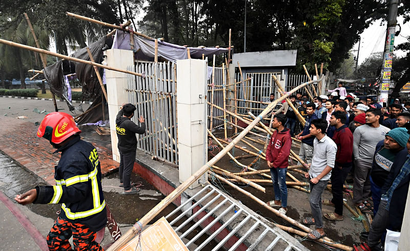 ক্ষুব্ধ দর্শকেরা কাউন্টারের বাঁশ খুলে তা দিয়ে সুইমিং কমপ্লেক্সের বাইরের গেট ভাঙচুরের চেষ্টা করেন