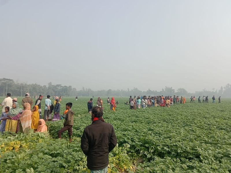 লাশ উদ্ধারের খবরে স্থানীয় মানুষের ভিড়। আজ শুক্রবার জয়পুরহাটের কালাই উপজেলার করিমপুর গ্রামে