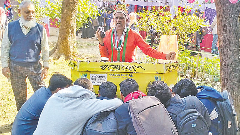 নিজের কণ্ঠে ছন্দ তুলে ৪৫ বছর ধরে বায়োস্কোপ দেখান জলিল মণ্ডল। ২৯ ডিসেম্বর ঢাকা বিশ্ববিদ্যালয়ের চারুকলা অনুষদে জয়নুল উৎসবে