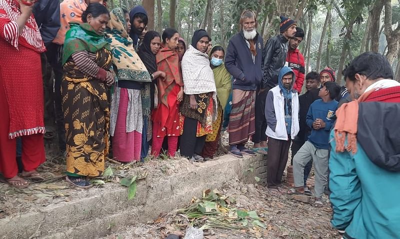 কিশোরের লাশ পড়ে থাকার খবরে স্থানীয় মানুষদের ভিড়। আজ শুক্রবার সকালে ফরিদপুর শহরের ভাটি লক্ষ্মীপুরে