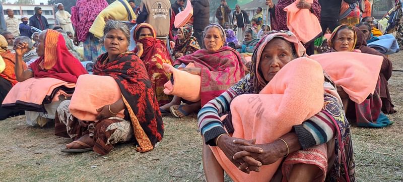 প্রথম আলো ট্রাস্টের কম্বল পেয়ে খুশি শীতার্ত মানুষেরা। আজ শুক্রবার বিকেলে মিউচুয়াল ট্রাস্ট ব্যাংকের সহায়তায়  নীলফামারীর সৈয়দপুর উপজেলার লক্ষ্মণপুর স্কুল অ্যান্ড কলেজ মাঠে কম্বল বিতরণ করা হয়