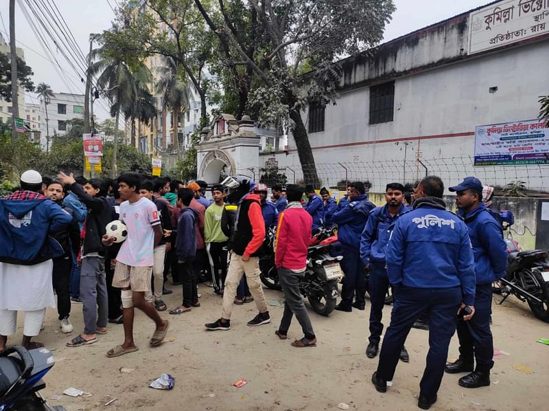 কুমিল্লা নগরে প্রকাশ্যে কিশোর গ্যাংয়ের অস্ত্রের মহড়ার পর ঘটনাস্থলে আইনশৃঙ্খলা বাহিনী। আজ শুক্রবার বিকেলে